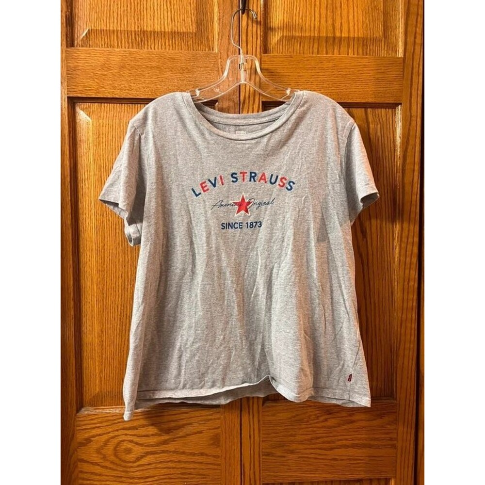 Women’s light grey Levi’s graphic t shirt